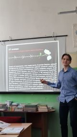 Касперович Д. знакомит одноклассников с печальной статистикой Холокоста.